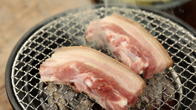 집 밖에서 돼지고기 맛있게 굽.는.법