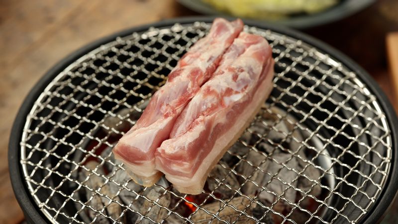 집 밖에서 돼지고기 맛있게 굽.는.법