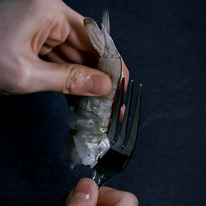 새우 껍질 쉽게 까는 법