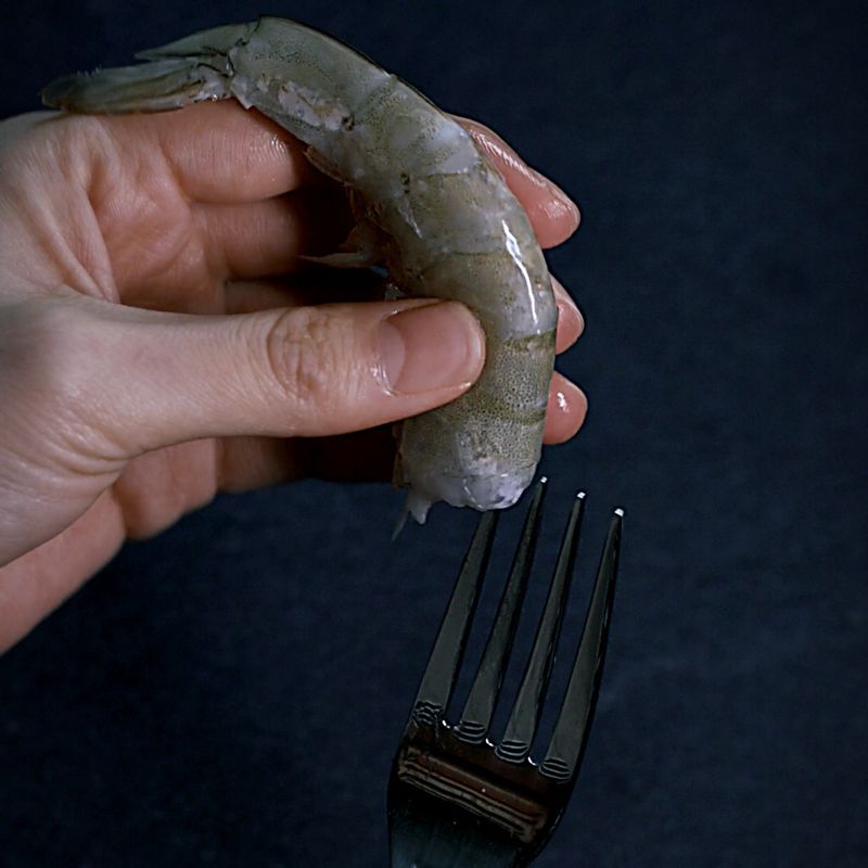 새우 껍질 쉽게 까는 법