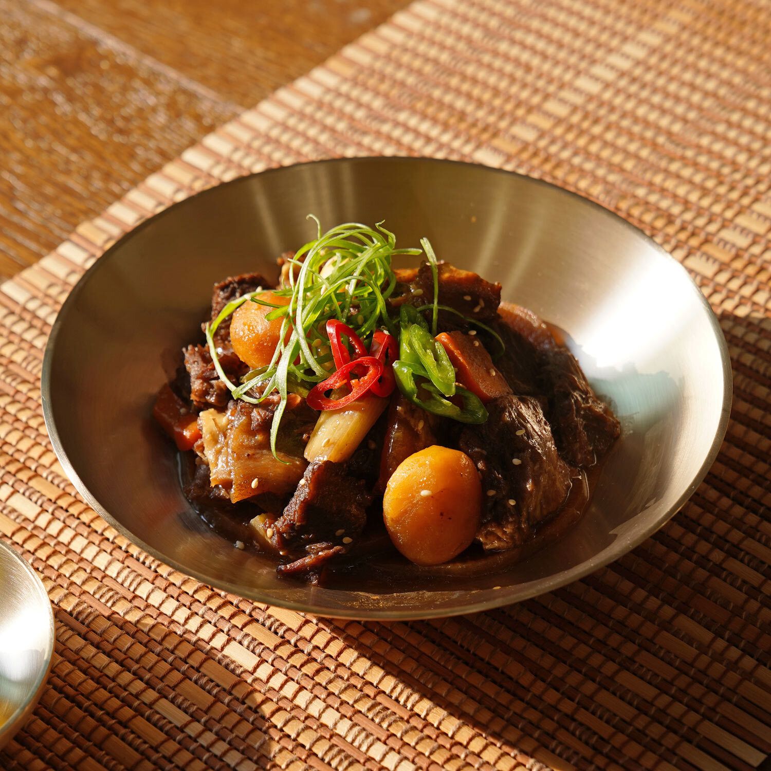 샐러드부터 갈비찜까지 한식, 양식에 두루 어울리는 모던한 디자인