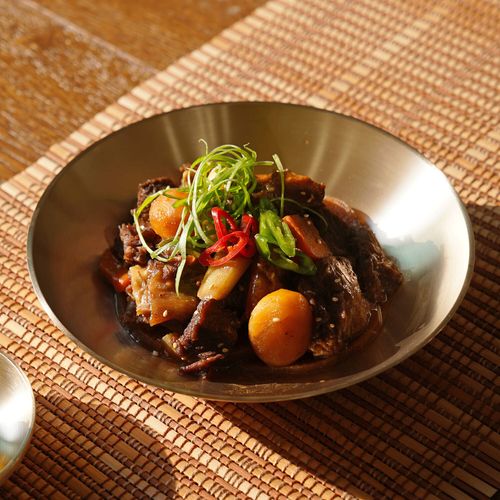 샐러드부터 갈비찜까지 한식, 양식에 두루 어울리는 모던한 디자인