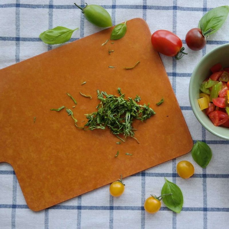 바질은 잎을 돌돌 말아서 가늘게 채를 썰어주세요. 방울 토마토는 반으로 잘라 씨부분을 빼낸 후 1cm 크기로 썰어주세요.