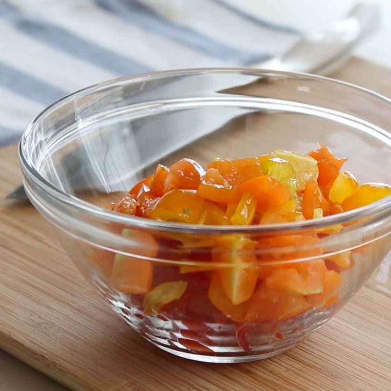 큰 볼에 썰어 놓은 토마토와 소금, 후추, 올리브유 한 큰술을 넣고 재워주세요.