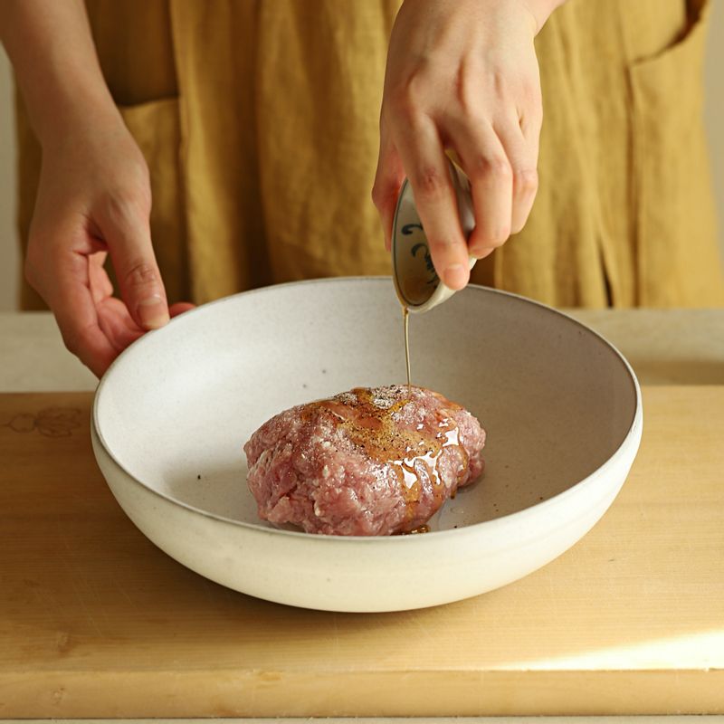 돼지고기는 키친타월에 올려 핏물을 제거한 후, 볼에 담고 밑간 양념 재료를 넣어 밑간해 주세요. 다진 양파, 송송 썬 느타리버섯, 채 썬 애호박, 만두소 양념을 넣어 버무린 후, 부추를 넣고 한 번 더 가볍게 섞어주세요.