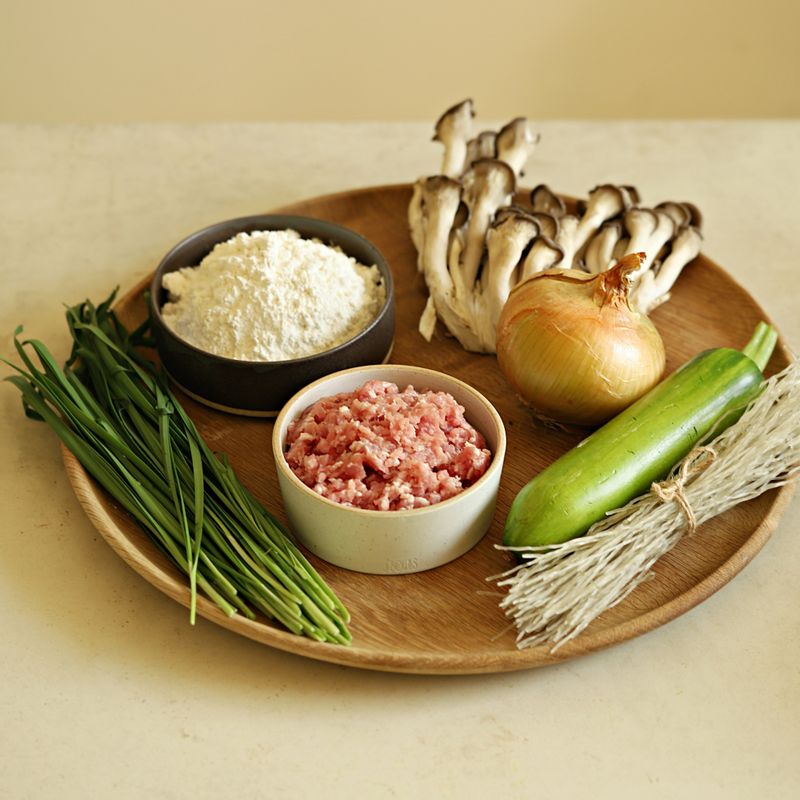 복주머니 만두을 위한 재료 이미지로 간 돼지고기,부추 (만두소 80g, 만두 묶을 때 사용 20g),양파,건당면,애호박 등으로 구성 되어있습니다.