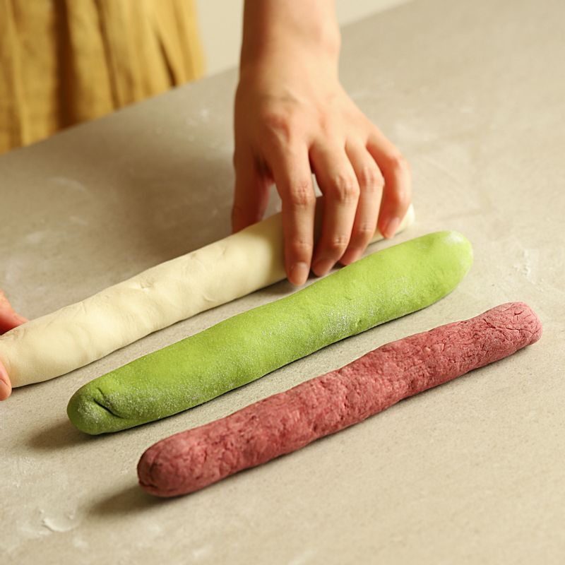 .만두피 반죽을 길게 밀어준 후, 적당한 크기(12g 정도)로 잘라 밀대로 동그랗게 밀어주세요.
(바닥에 밀가루를 뿌리고 얇게 밀어주세요.)