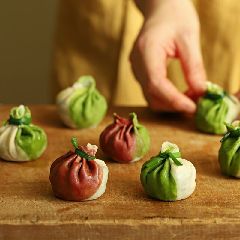 완성된 요리를 접시에 담아 양념장과 곁들여 마무리해주세요.
(기호에 따라 초간장과 곁들여 드시거나 만둣국 등을 만들어 드셔도 좋아요.)