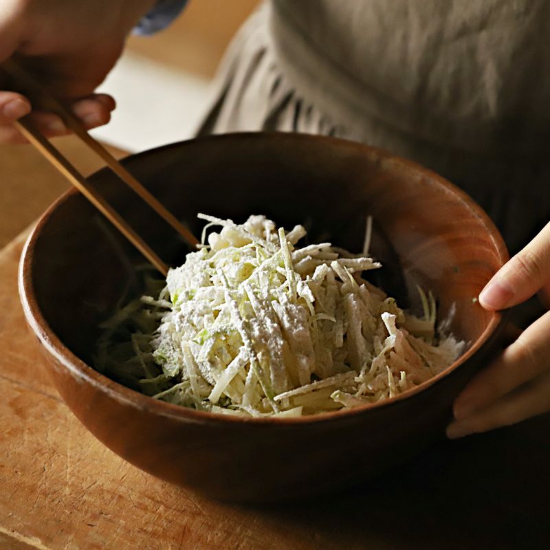 넓은 볼에 손질한 재료를 넣고 반죽 재료를 넣어 골고루 섞어주세요.