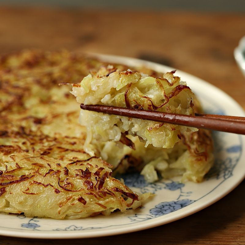 부침개를 뒤집어 반대쪽도 노릇하게 익혀주세요. 그릇에 담아 맛있게 즐겨주세요.