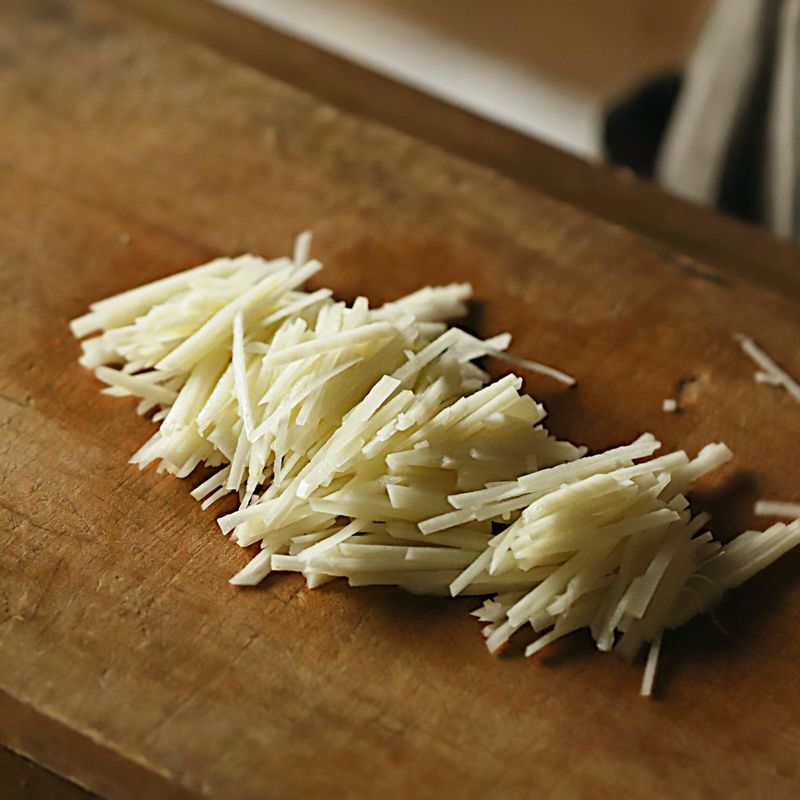 껍질을 벗긴 감자를 얇게 채를 썰어 주세요.