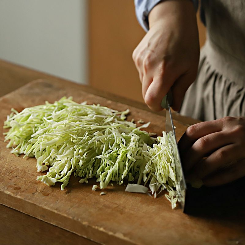 깨끗이 씻은 양배추는 심지를 잘라내고 잎은 얇게 채를 썰어 주세요.
(tip. 양배추 심지도 채를 썰어 함께 사용해 주세요)