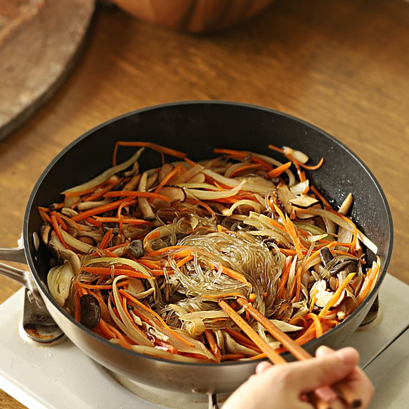 불린 당면과 물을 넣고 볶다가 양념을 넣어 당면에 양념이 잘 배도록 볶아주세요.