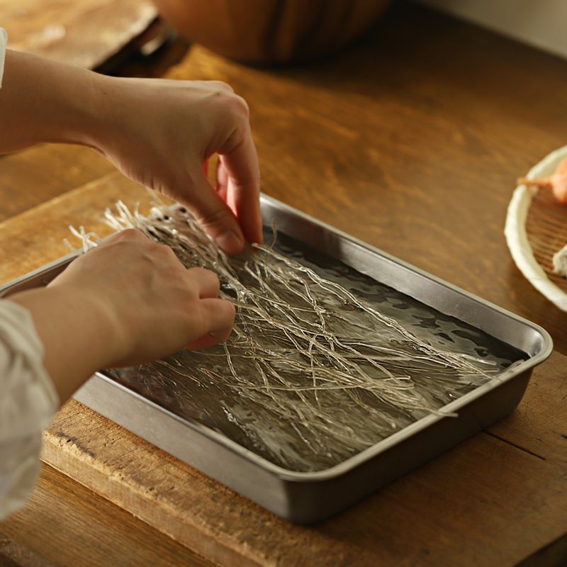 당면은 미지근한 물에 담가 30분 정도 불려주세요.