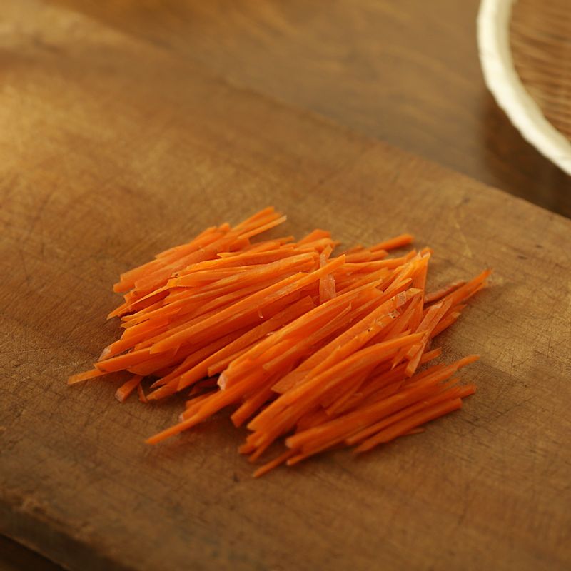 당근, 표고, 양파는 채를 썰고, 느타리는 결대로 찢어 주세요. 부추는 5cm 길이로 썰어 주세요.