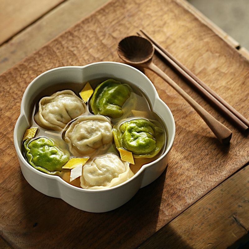그릇에 만두국을 담고 채썬 황백지단을 올려 맛있게 즐겨주세요.
(tip 기호에 따라 고명으로 김가루 또는 양념해서 볶은 쇠고기, 송송 썬 실파 등을 곁들여주세요.)