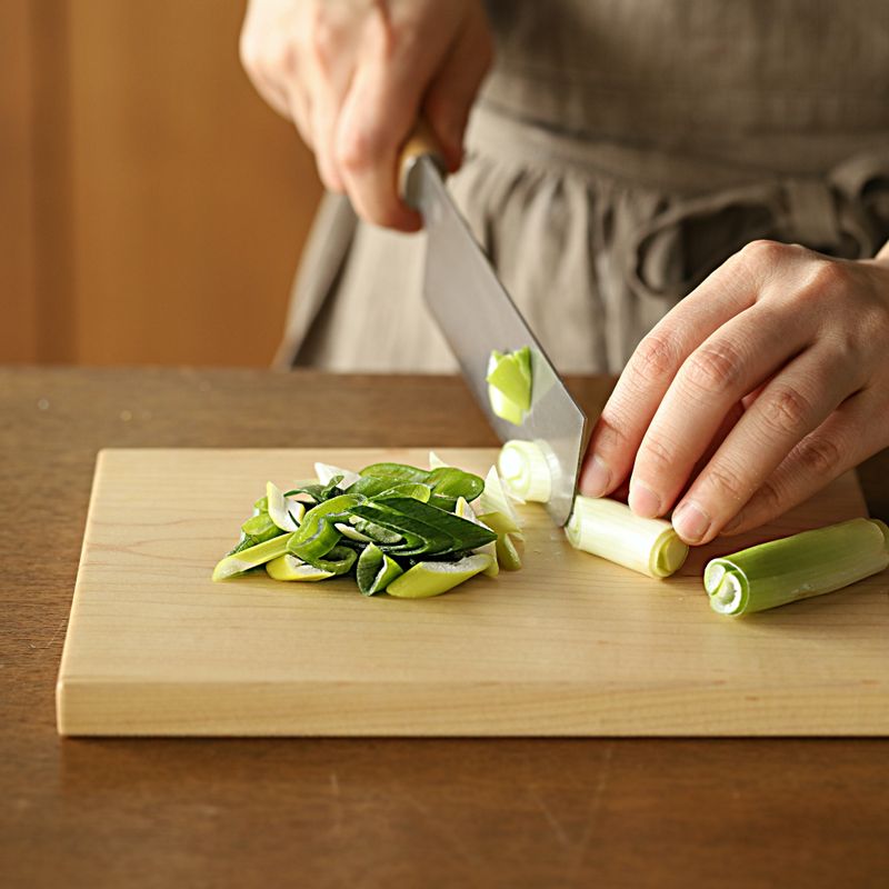 달걀은 흰자, 노른자를 분리하고 약간의 소금을 넣어 풀고 대파는 어슷하게 썰어주세요.