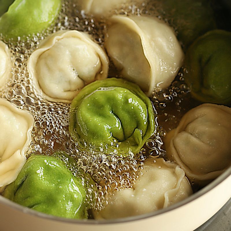 냄비에 육수를 넣고 끓으면 국물 양념 재료와 만두를 넣어주세요. 만두가 익어 떠오르면 대파를 넣고 한소끔 끓이고 마지막에 약간의 소금과 후춧가루를 넣어 간을 맞춰주세요.