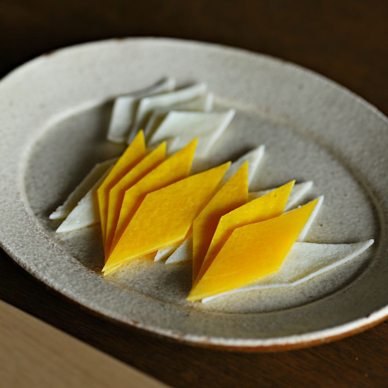 달군 팬에 약간의 기름을 두르고 키친타월로 닦아 낸 후 달걀노른자와 흰자 순으로 약한 불에서 지단을 만들어 가늘게 채를 썰어주세요.