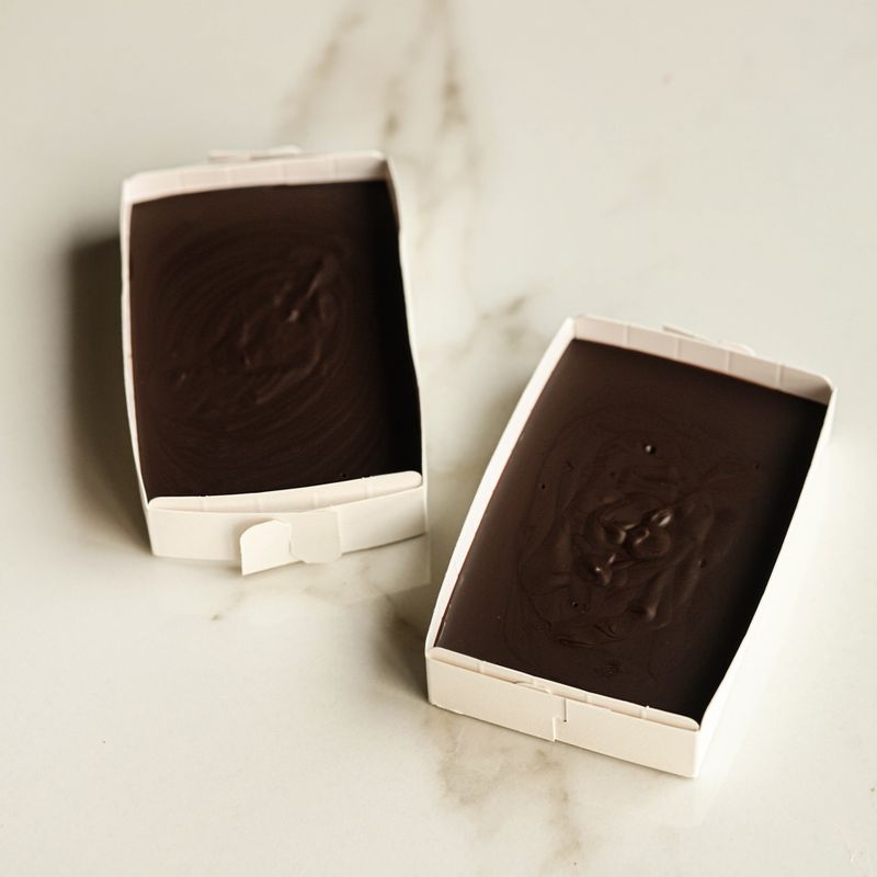 윗부분에 랩을 씌운 후 냉장고에 넣어 2~3시간 정도 초콜릿을 굳혀주세요.