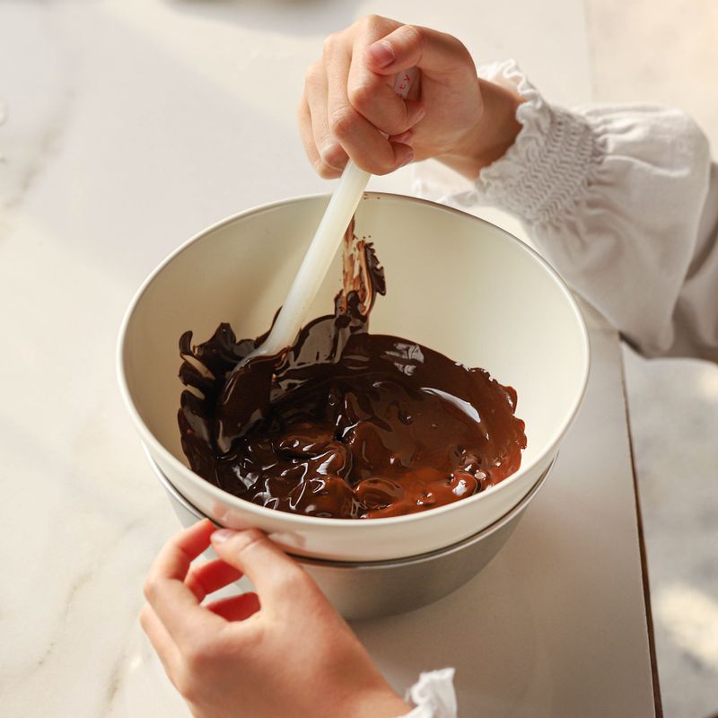 다크초콜릿을 중탕으로 녹여주세요.
(초콜릿에 물이 들어가지 않도록 주의해 주세요.)