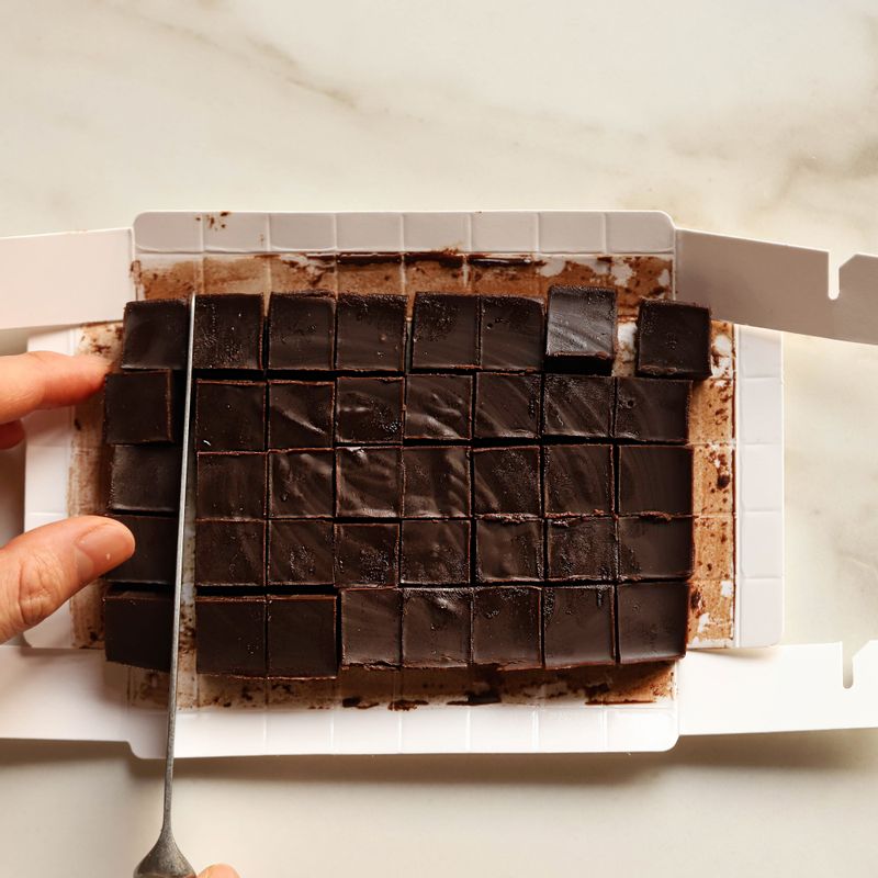 틀에서 꺼낸 후 적당한 크기로 잘라주세요.
(tip. 칼을 뜨겁게 데운 후 자르면 단면이 깔끔하게 잘려서 좋답니다.)