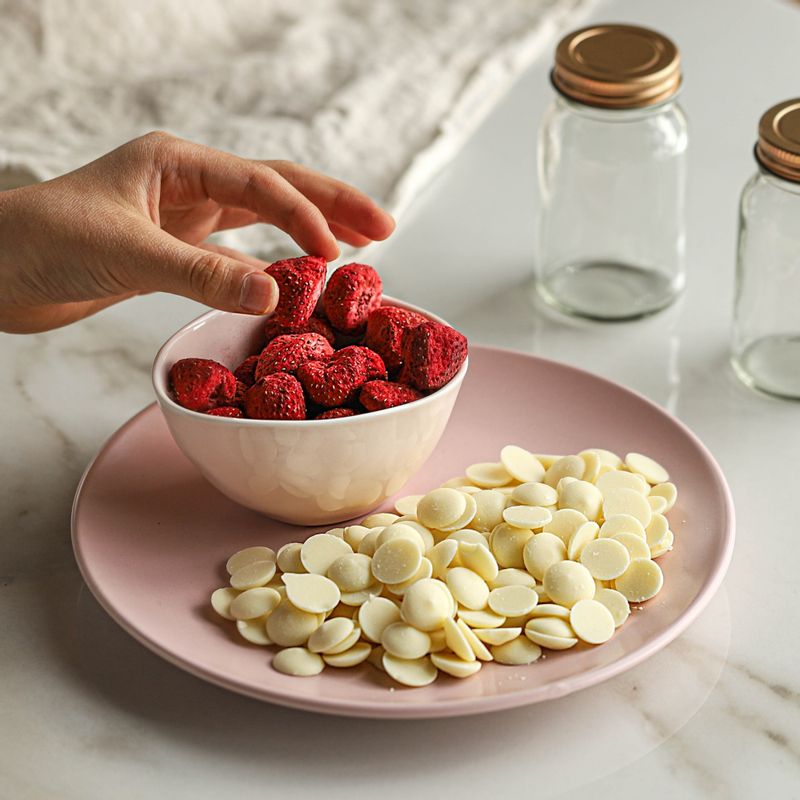 딸기 볼 초콜릿을 위한 재료 이미지로 동결 건조 딸기,화이트 초콜릿,이쑤시개,종이컵 또는 스펀지 등으로 구성 되어있습니다.