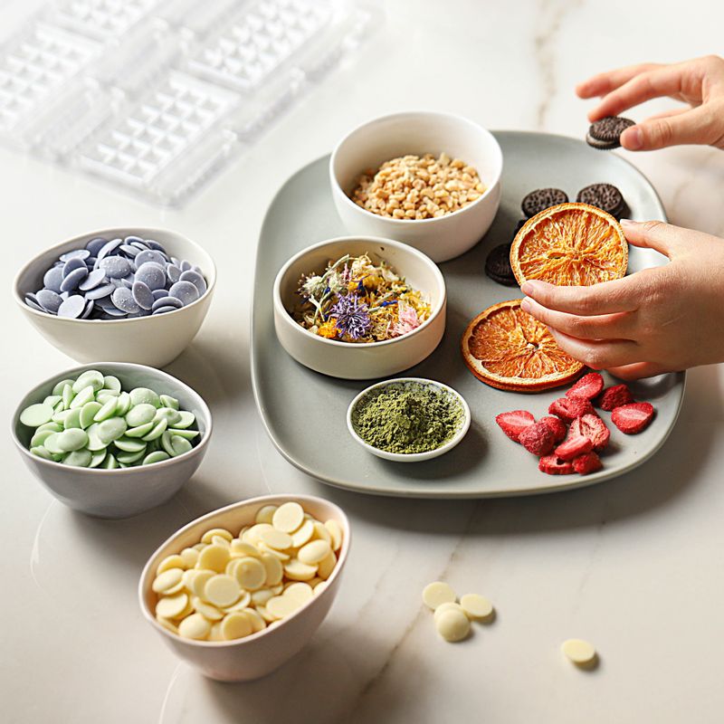 꽃잎 바크초콜릿을 위한 재료 이미지로 코팅 초콜릿 (다크),코팅 초콜릿 (딸기, 블루베리, 망고 등),과일 건조칩 (딸기, 오렌지),견과류,말린 식용꽃 등으로 구성 되어있습니다.