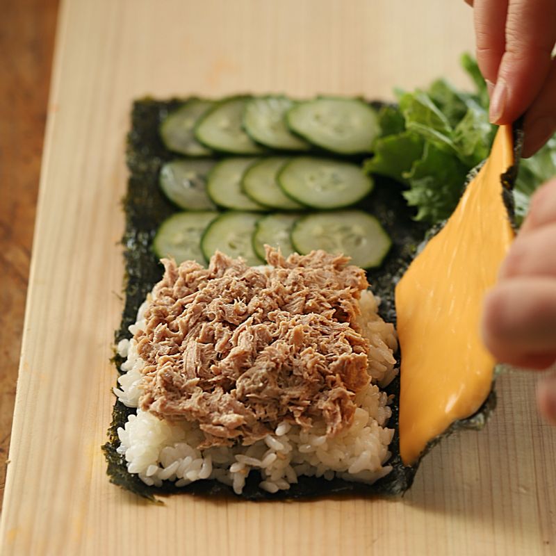 참치마요도 동일한 방법으로 재료를 넣고 접어주세요.