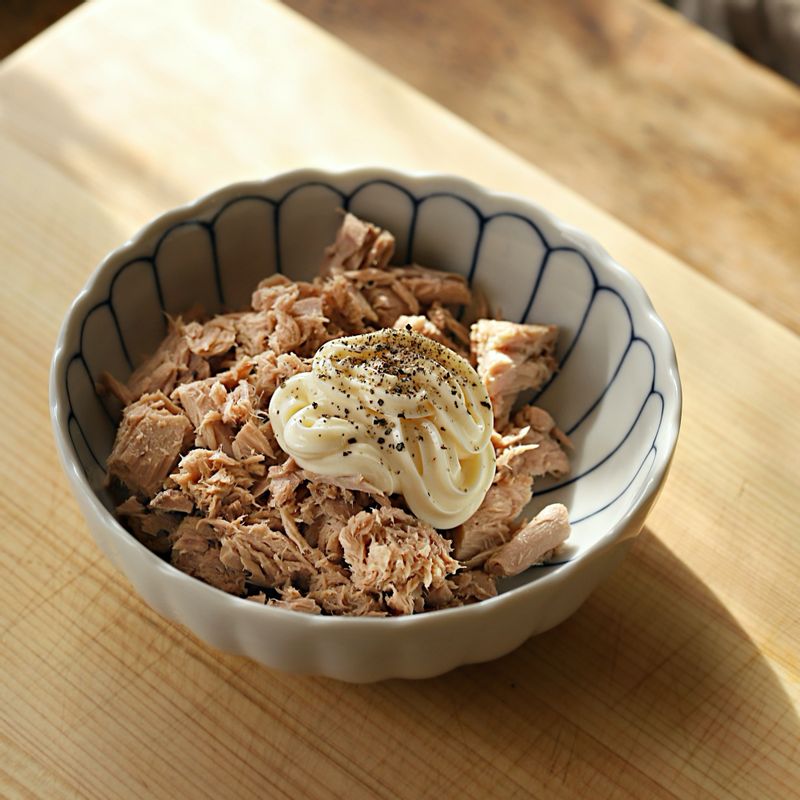 기름을 뺀 참치에 마요네즈와 후춧가루 를 넣고 버무려 주세요.