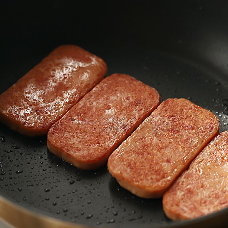 스팸은 1cm 두께로 잘라 노릇하게 구워주세요. 팬에 잘게 썬 김치와 양념을 넣어 볶아주세요. (tip. 평소 싱겁게 드시거나 짠맛을 싫어 하신다면 스팸 라이트를 사용하시거나 한번 데친 후 사용하시는것을 추천드려요)