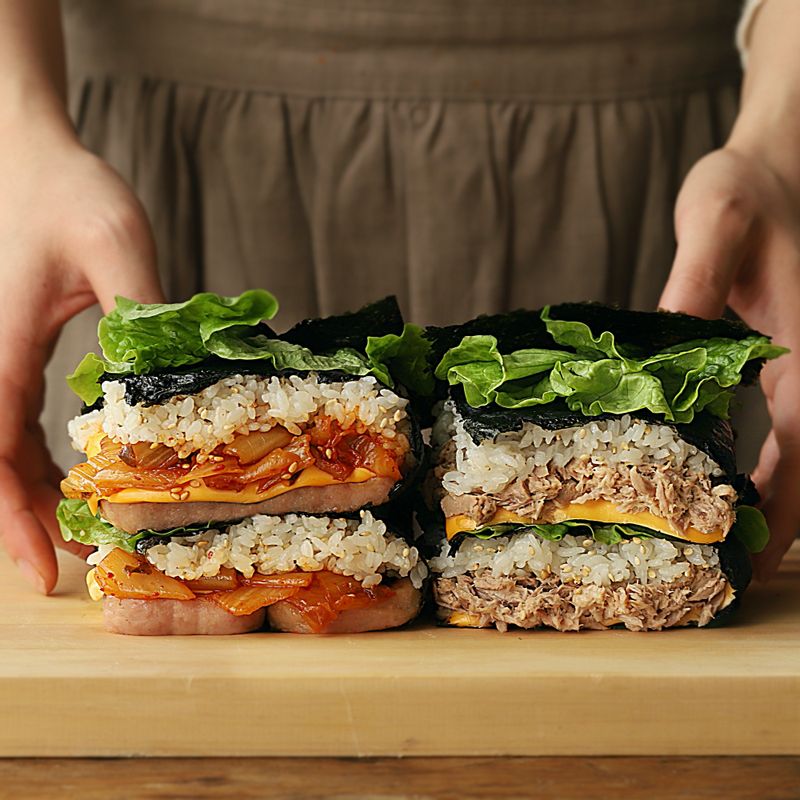 랩으로 감싼 후 반으로 잘라 맛있게 즐겨주세요.