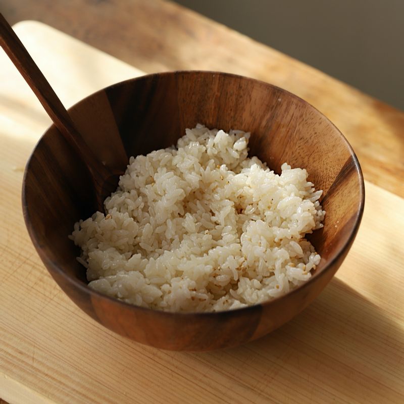 밥에 참기름과 소금 약간을 넣어 간을 해주세요.