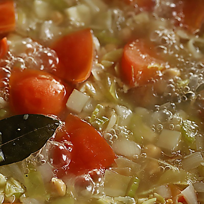 채소와 콩이 뭉근히 익으면 칼집을 낸 방울토마토를 넣고 살짝 데치듯 익혀 껍질을 벗겨 주세요.