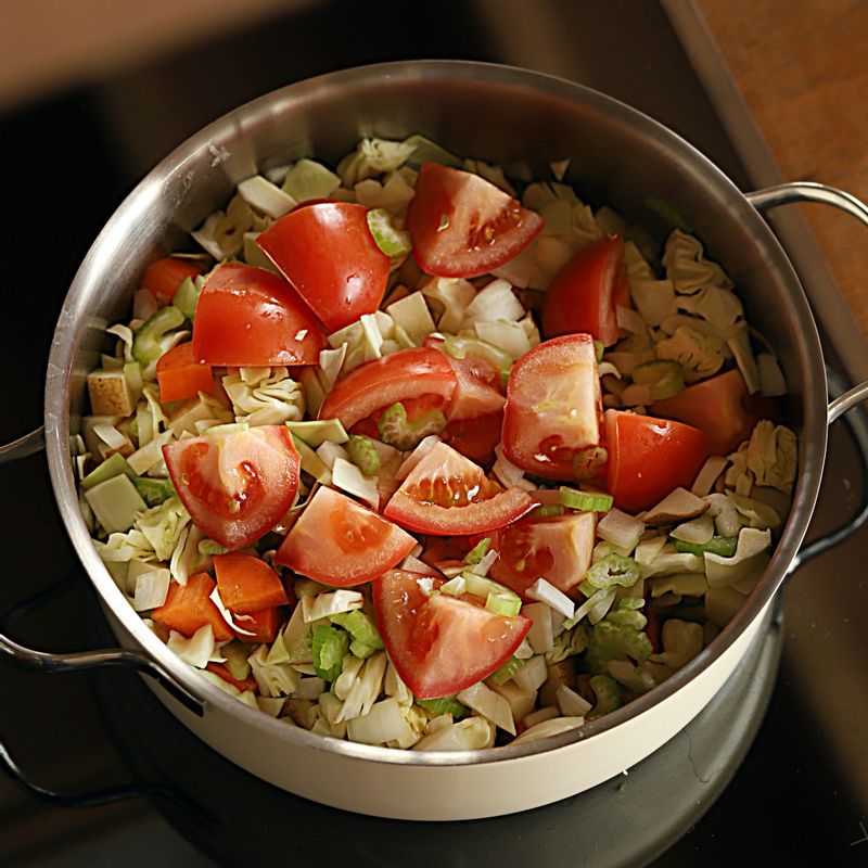 냄비에 올리브유를 두르고 깍뚝 썬 채소를 넣고 소금, 후춧가루를 약간 넣어 볶아주세요.