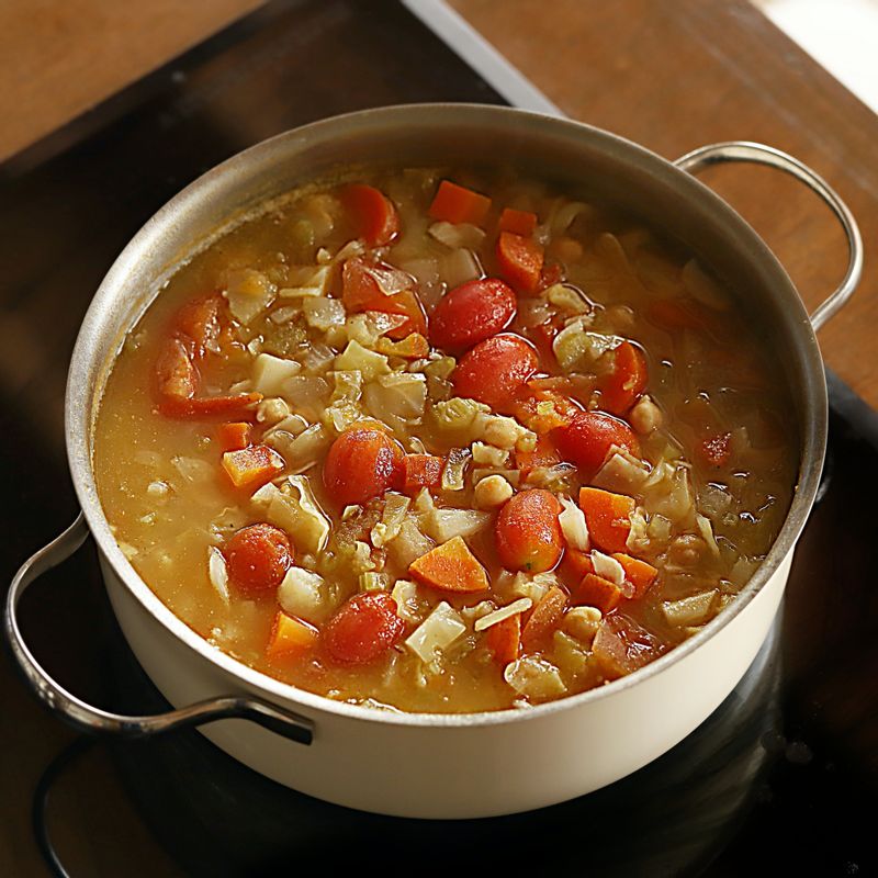 완성된 수프에 껍질을 벗긴 방울토마토를 넣고 한소끔 끓인 후 그릇에 담아 맛있게 즐겨주세요.