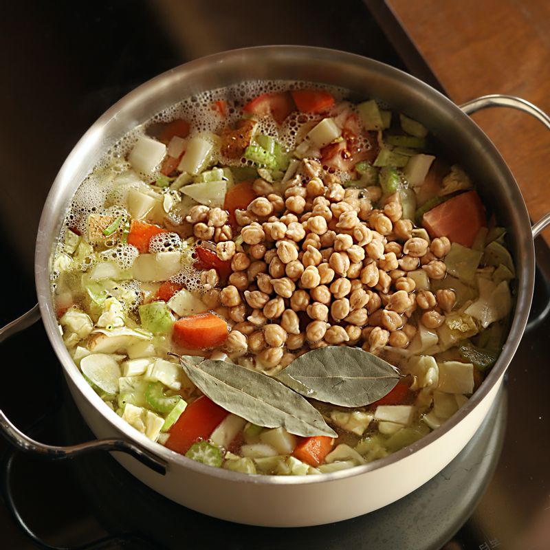 볶은 채소에 월계수 잎, 불린 병아리콩을 넣고 물을 더 해가며 30분간 중불에서 끓여 주세요.
(tip. 병아리콩은 2~3시간 정도 불려 주세요. 100g 불리면 2컵 분량이 돼요)