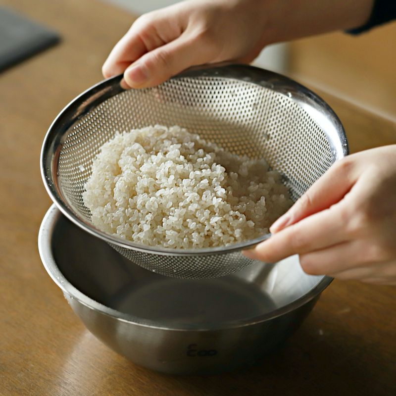 쌀을 씻어 30분 정도 불린 후 체에 밭쳐 물기를 빼주세요.
(tip. 기호에 따라 찹쌀을 섞어 만들어도 좋아요)