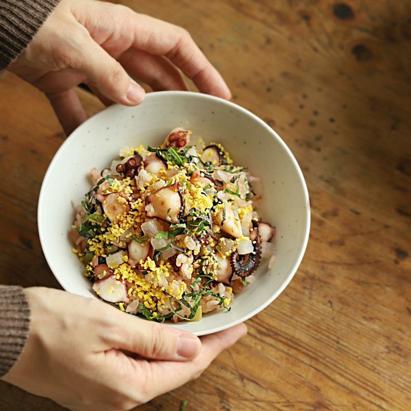 완성된 솥밥에 달걀노른자, 깻잎을 얹고 간장 양념을 곁들여 맛있게 즐겨주세요.
(같은 레시피로 전기밥솥에 만드셔도 무관해요.)