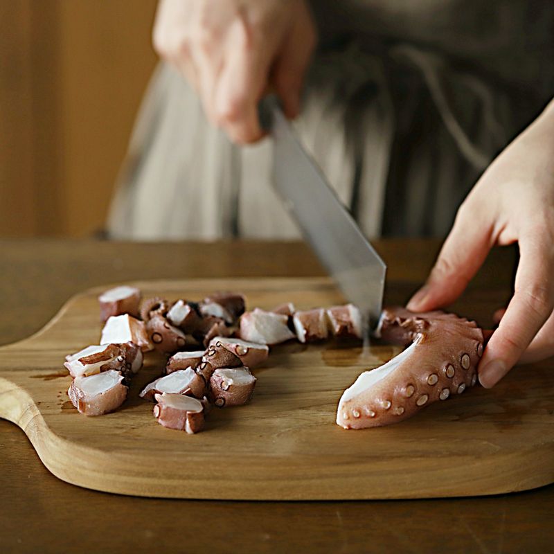 문어는 먹기 좋게 썰어주세요. 무는 잘게 깍뚝 썰어주세요. 깻잎은 채를 썰어 주세요.
(tip. 문어를 1시간 정도 얼려두면 썰기 편해요)