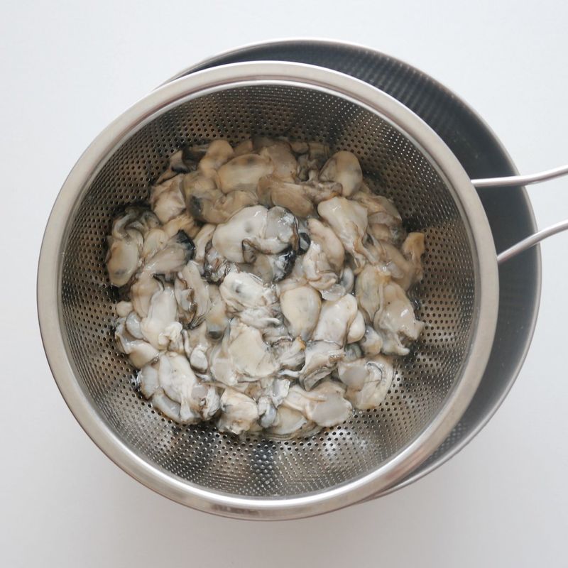 굴은 소금물에 흔들어 씻은 후 체에 밭쳐 물기를 뺍니다.