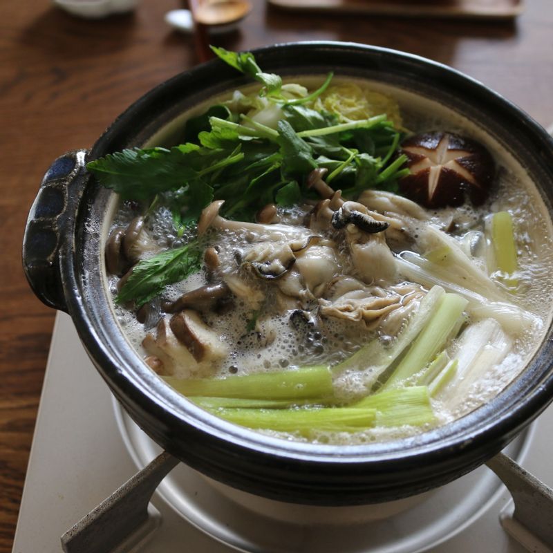 마지막에 미나리를 넣고 1분간 더 끓인 후 불을 꺼주세요.