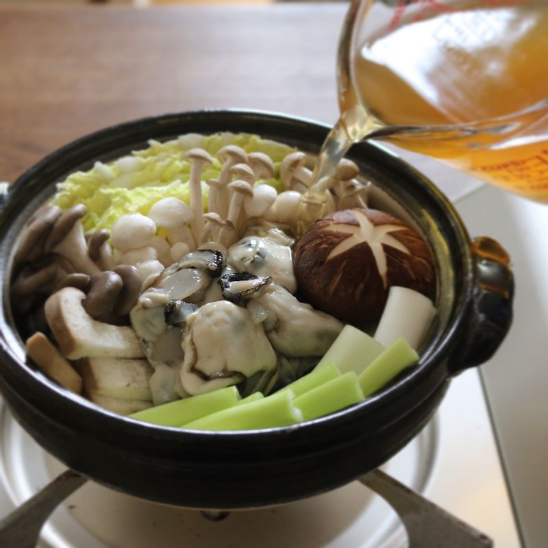 냄비에 무와 다시마육수 2컵을 붓고 5분간 끓이다가 배추 잎, 고추, 버섯, 굴을 넣고 나머지 다시마육수와 국물 양념을 넣어 3분간 끓인다.