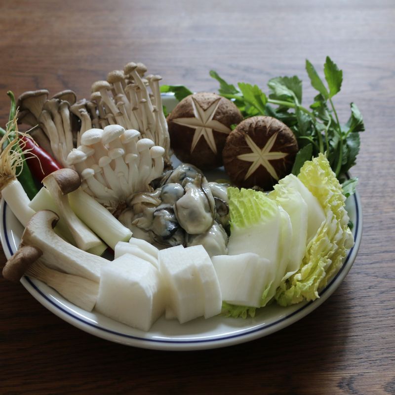 무는 나박하게 썰고 고추는 어슷하게 썹니다. 배추잎과 미나리는 먹기 좋은 크기로 썰고 버섯류는 밑동을 제거하고 작게 나눠주세요. 대파는 4cm길이로 썰어주세요.