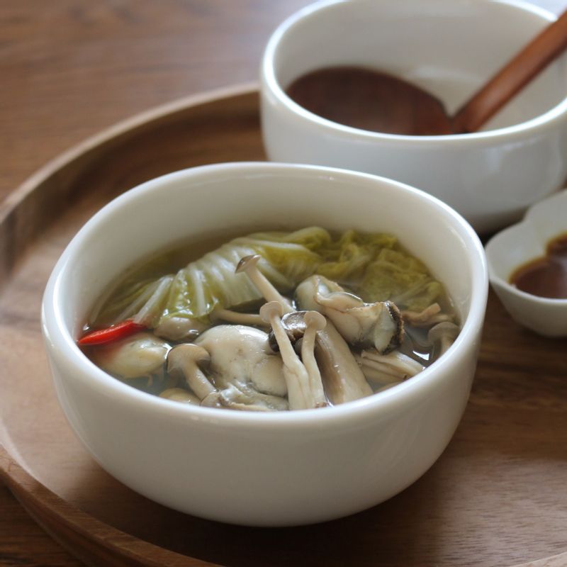 냄비와 앞접시를 함께 내어 마무리해주세요.