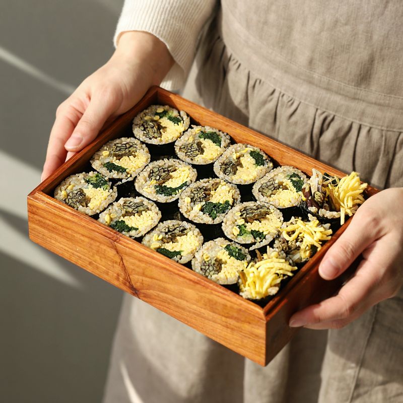 김밥을 먹기 좋게 썰어 접시에 담아 통깨를 뿌린 후 맛있게 즐겨주세요.