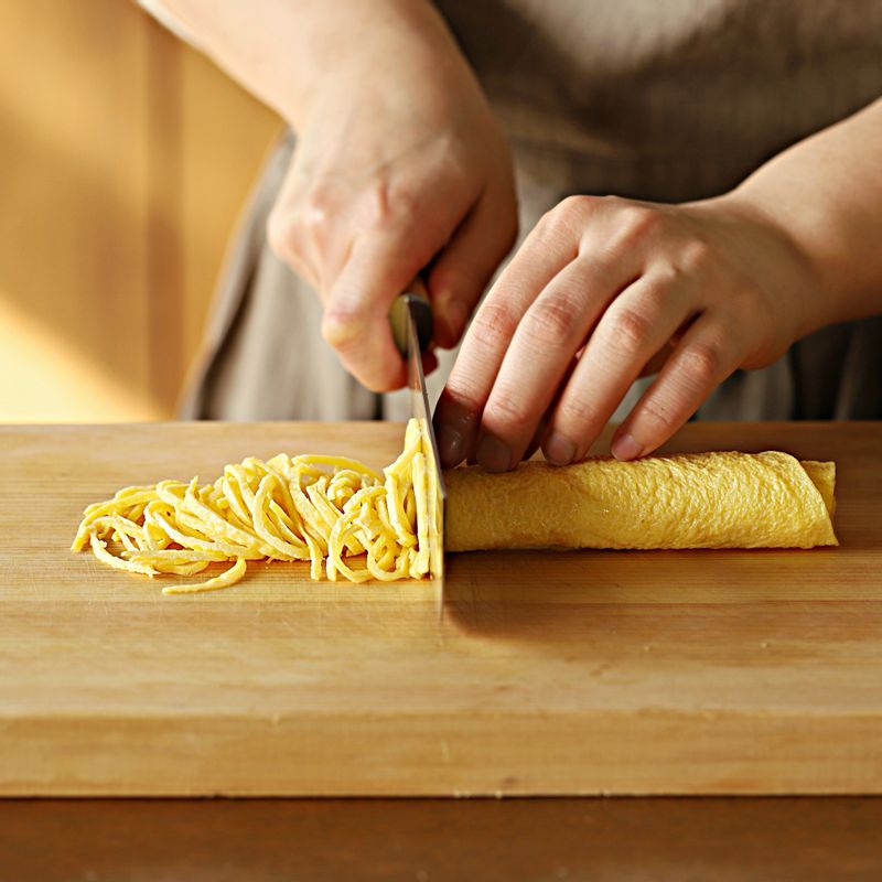 달걀에 소금을 약간 넣은 후 얇게 부쳐내고, 한 김 식혀 채를 썰어주세요.