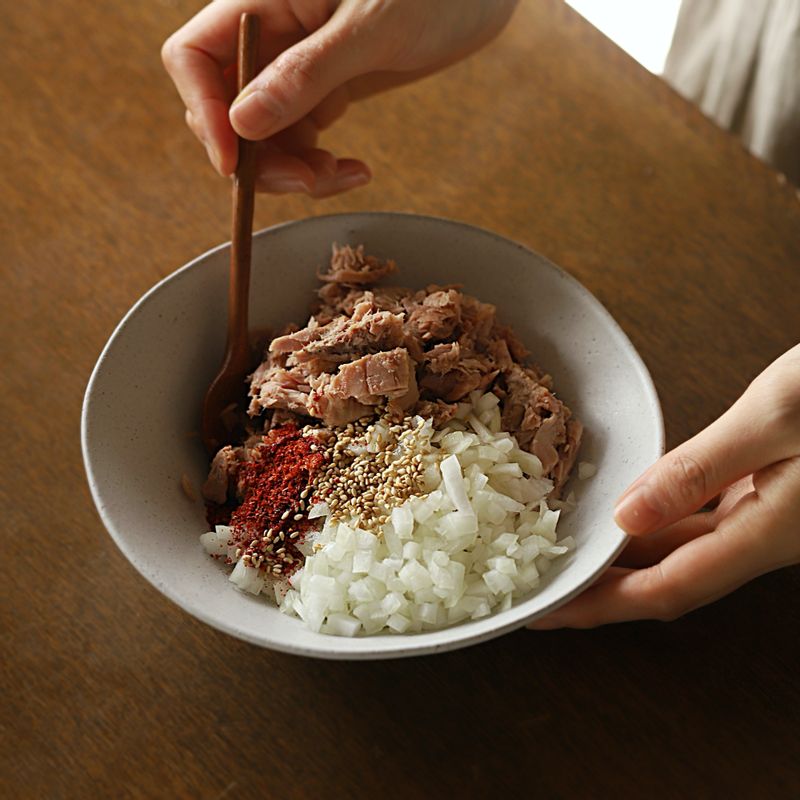 볼에 기름을 뺀 참치캔과 다진 양파, 참치장 양념 재료를 넣어 섞어주세요.