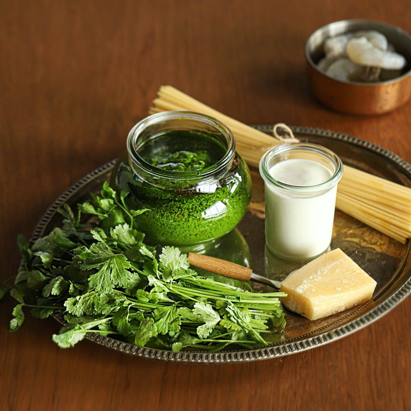 고수 페스토 크림파스타 을 위한 재료 이미지로 고수 페스토,파스타 면,새우,고수,생크림 등으로 구성 되어있습니다.