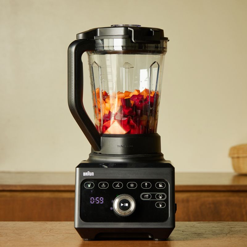 블렌더에 사과, 당근, 비트, 물을 넣고 갈아주세요.